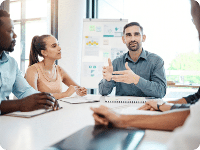 ingeniero-cooperador-hombre-mujer-técnico-mantenimiento-control-relé-sistema-robot-brazo-soldadura-con-mesa-portátil-control-calidad-operar-procesar-trabajar-pesado-industria-40-fabricación-fábrica